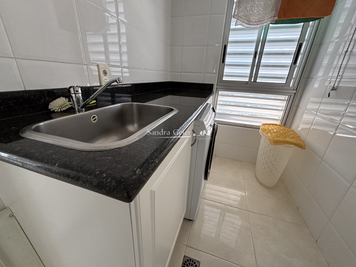 Apartamento ID.1011 -  venta MILLENIUM TOWER mansa frente al mar tres suites y dependencias