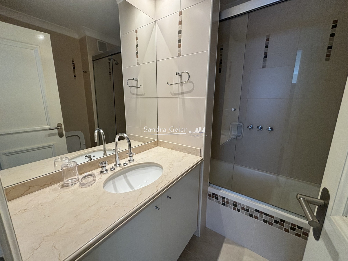 Apartamento ID.11 - AV. CHIVERTA  VENTA DOS DORMITORIOS CON SERVICIOS,  VISTA LA MAR 