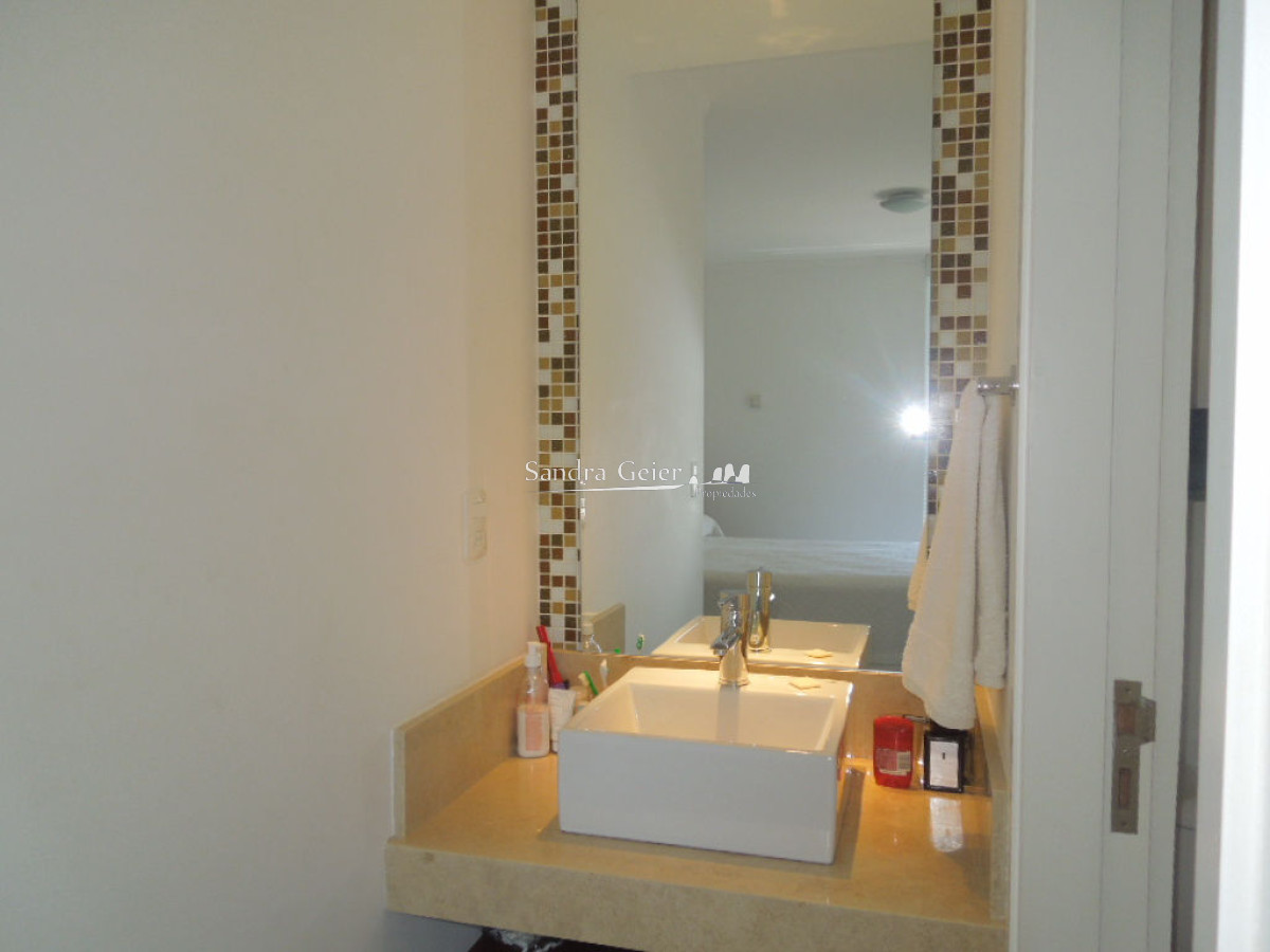 Apartamento ID.698 -  AV CHIVERTA EDIFICIO FOREST TOWER II TODO SOL!!!!!