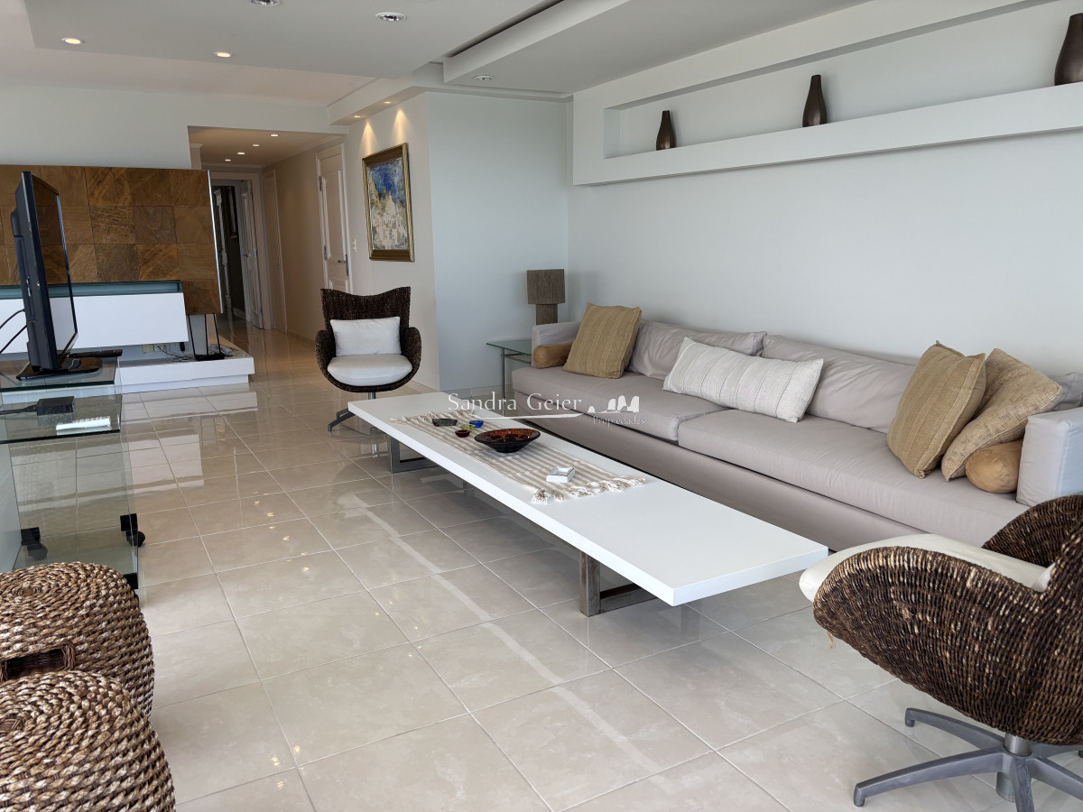 Apartamento ID.1011 -  venta MILLENIUM TOWER mansa frente al mar tres suites y dependencias