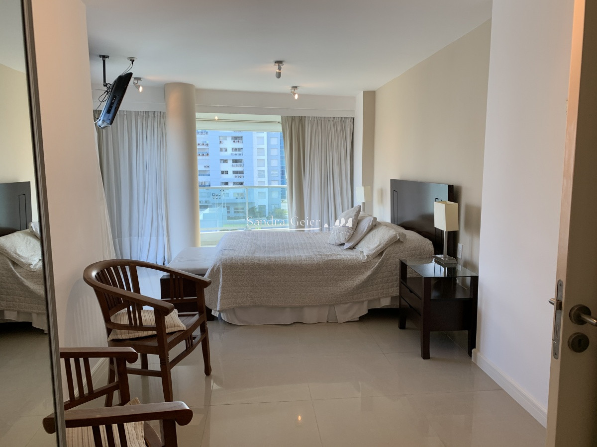 Apartamento ID.1171 - A pasos en Enjoy. Parada 5 de playa mansa
