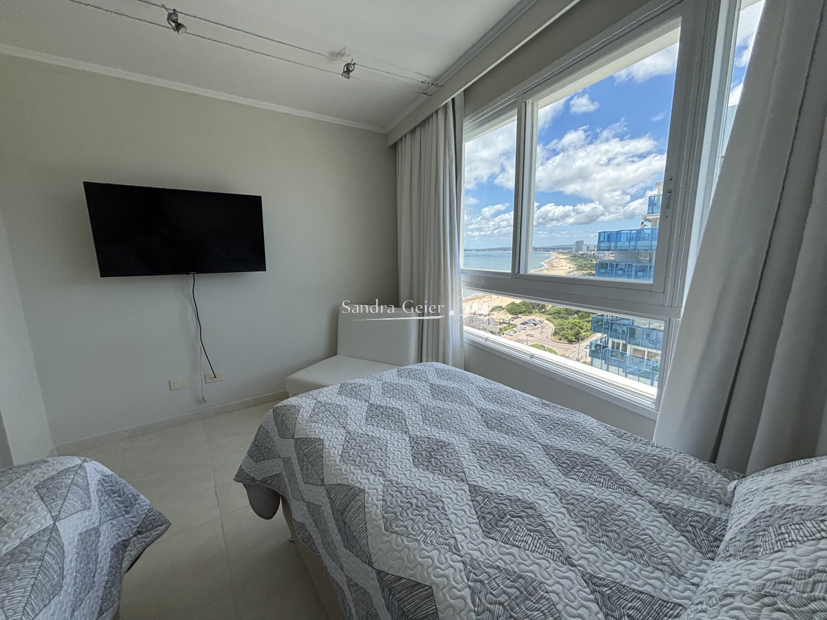 Apartamento ID.1011 -  venta MILLENIUM TOWER mansa frente al mar tres suites y dependencias