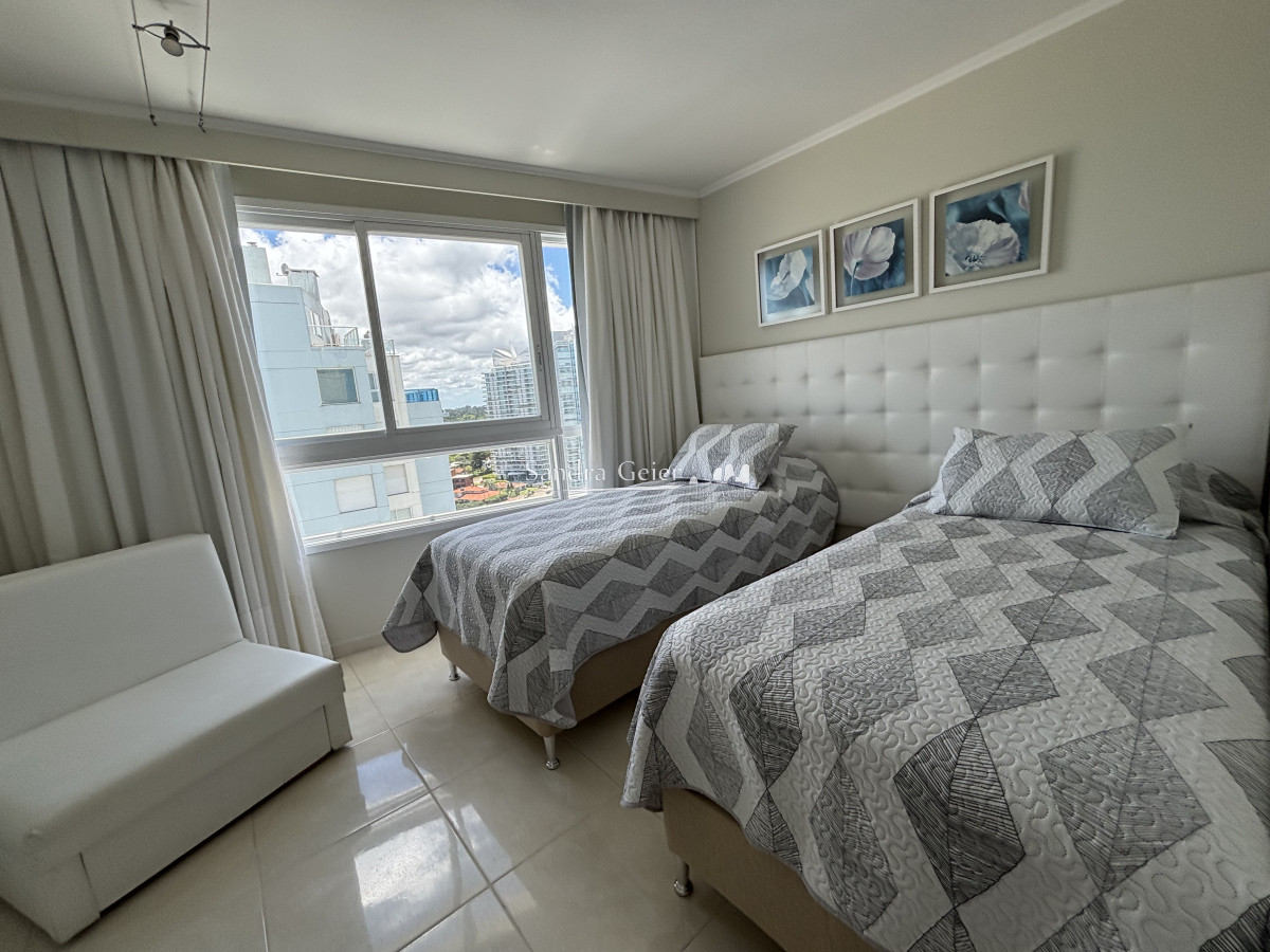 Apartamento ID.1011 -  venta MILLENIUM TOWER mansa frente al mar tres suites y dependencias