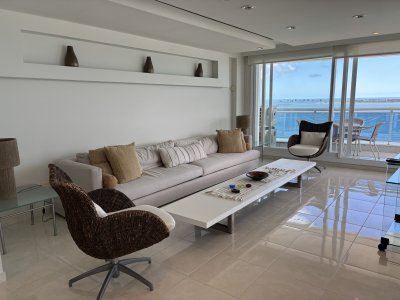 Apartamento ID.1011 -  venta MILLENIUM TOWER mansa frente al mar tres suites y dependencias