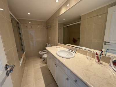 Apartamento ID.1011 -  venta MILLENIUM TOWER mansa frente al mar tres suites y dependencias