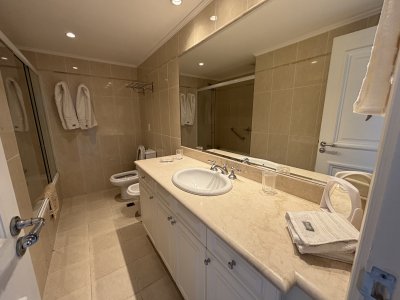 Apartamento ID.1011 -  venta MILLENIUM TOWER mansa frente al mar tres suites y dependencias