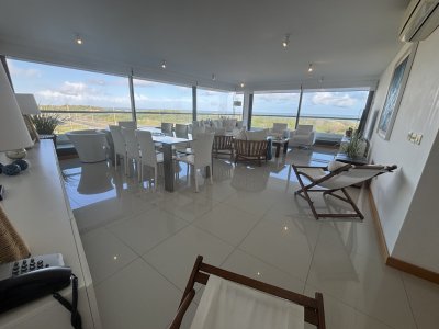 Apartamento en Rincón del Indio - Punta del Este

 Orientación  Este
Unidad de 3 Dormitorios 5 Baños 3 Suites , con capacidad para 8 personas 
Cocina : CLuz Natural, Living Comedor , Servicio de Mucamas , Servicio de Playa , Sauna ,Piscina Si

Consulte con nuestros asesores.
