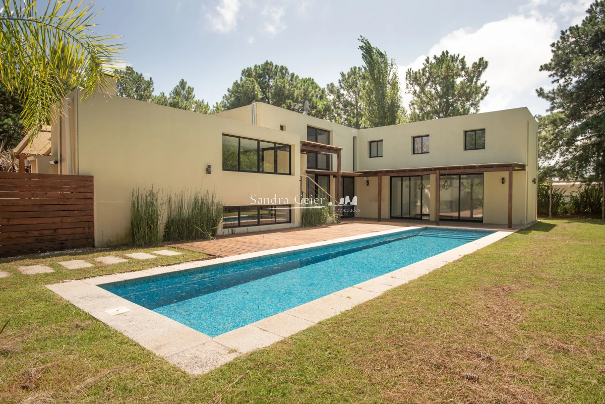 Casa ID.3007 - BARRIO PRIVADO LA RESIDENCE IMPONENTE CASA EN EXCELENTE UBICACION