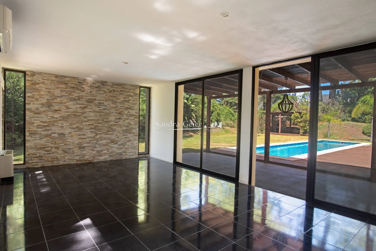 Casa ID.3007 - BARRIO PRIVADO LA RESIDENCE IMPONENTE CASA EN EXCELENTE UBICACION