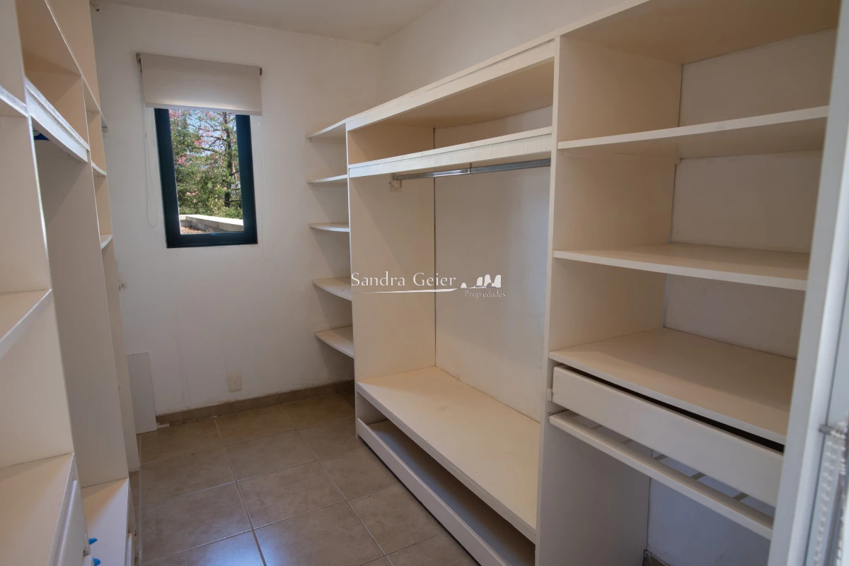 Casa ID.3007 - BARRIO PRIVADO LA RESIDENCE IMPONENTE CASA EN EXCELENTE UBICACION