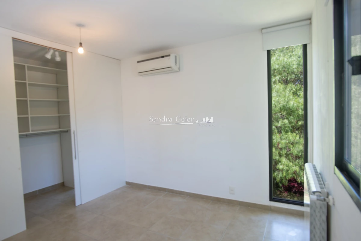 Casa ID.3007 - BARRIO PRIVADO LA RESIDENCE IMPONENTE CASA EN EXCELENTE UBICACION