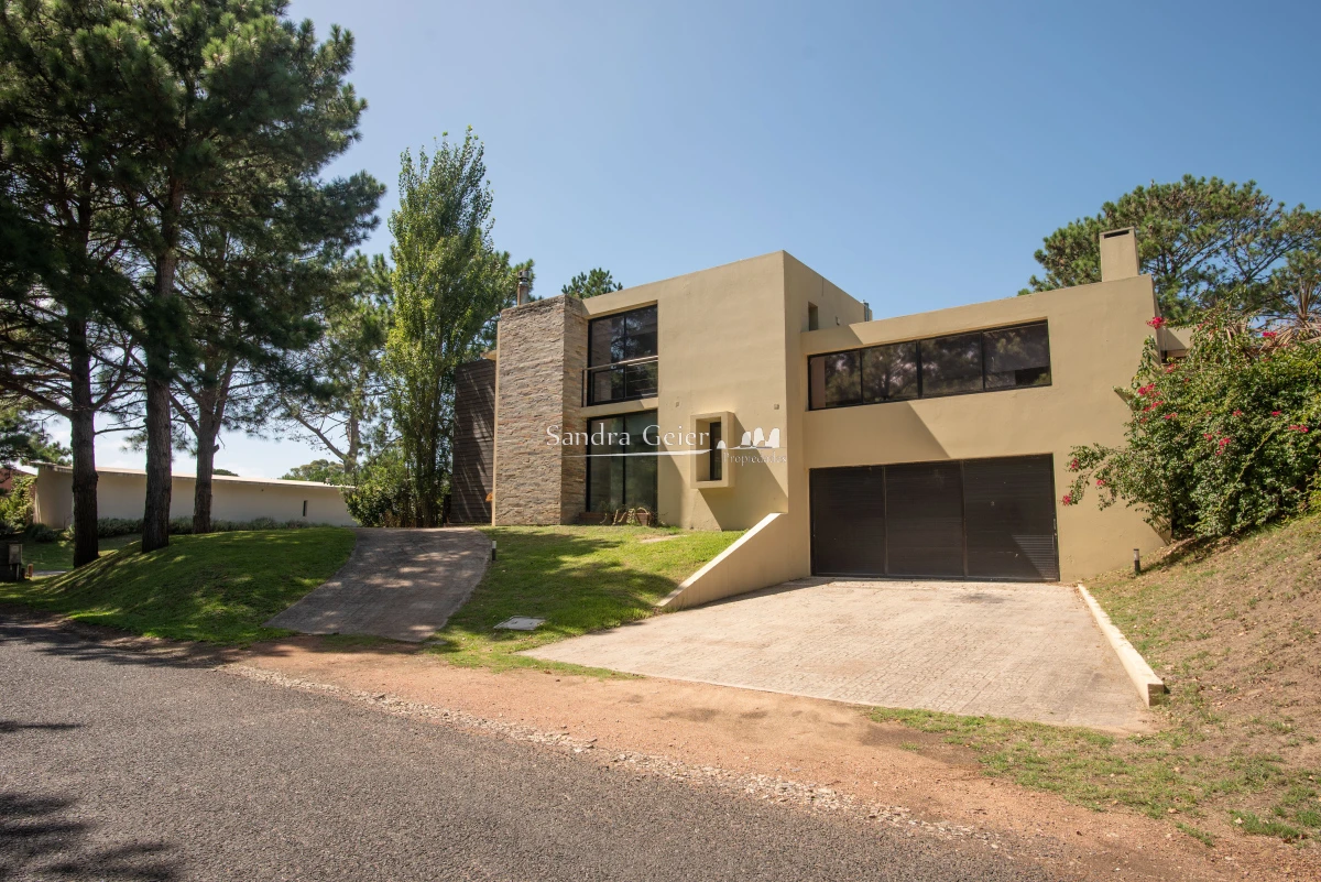 Casa ID.3007 - BARRIO PRIVADO LA RESIDENCE IMPONENTE CASA EN EXCELENTE UBICACION