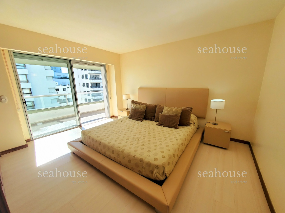 Apartamento Ref.1036 - Departamento esquinero en venta, primera linea de playa mansa, con la mejor vista al mar !!