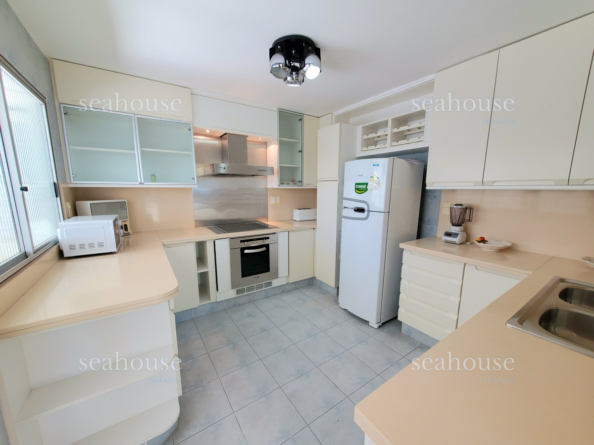 Apartamento Ref.1036 - Departamento esquinero en venta, primera linea de playa mansa, con la mejor vista al mar !!