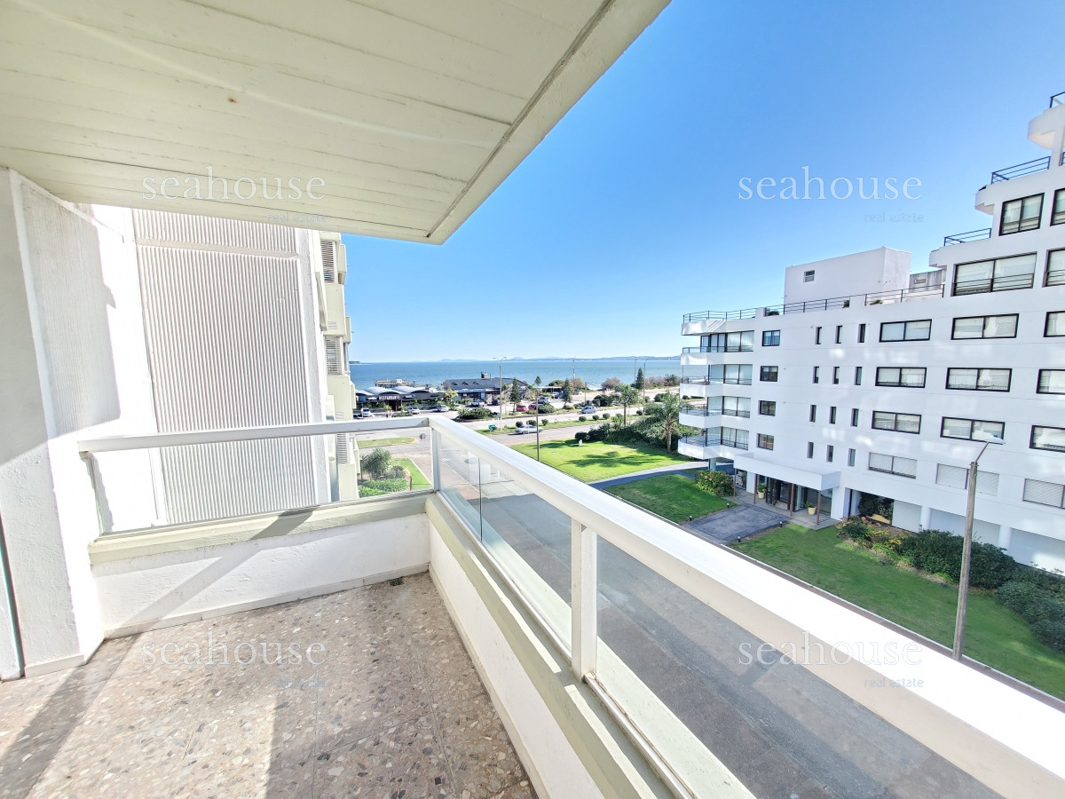 Apartamento Ref.1036 - Departamento esquinero en venta, primera linea de playa mansa, con la mejor vista al mar !!