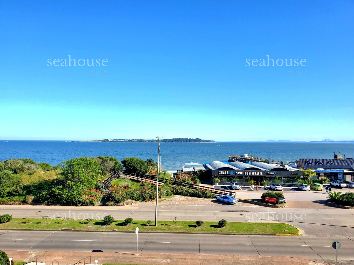 Apartamento Ref.1036 - Departamento esquinero en venta, primera linea de playa mansa, con la mejor vista al mar !!