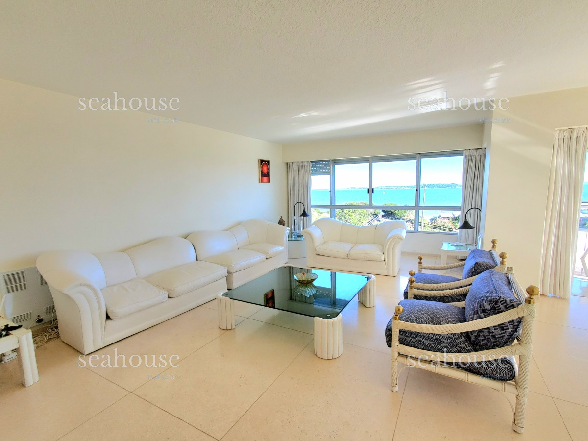 Apartamento Ref.1036 - Departamento esquinero en venta, primera linea de playa mansa, con la mejor vista al mar !!