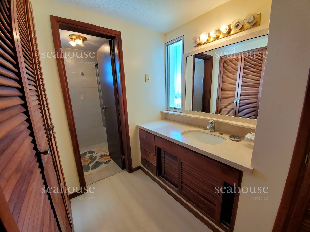 Apartamento Ref.1036 - Departamento esquinero en venta, primera linea de playa mansa, con la mejor vista al mar !!