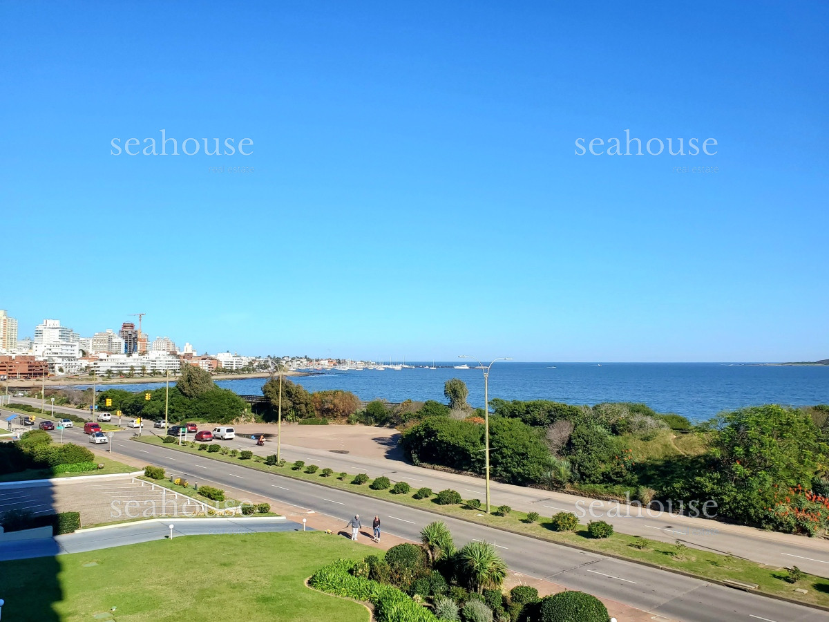 Apartamento Ref.1036 - Departamento esquinero en venta, primera linea de playa mansa, con la mejor vista al mar !!