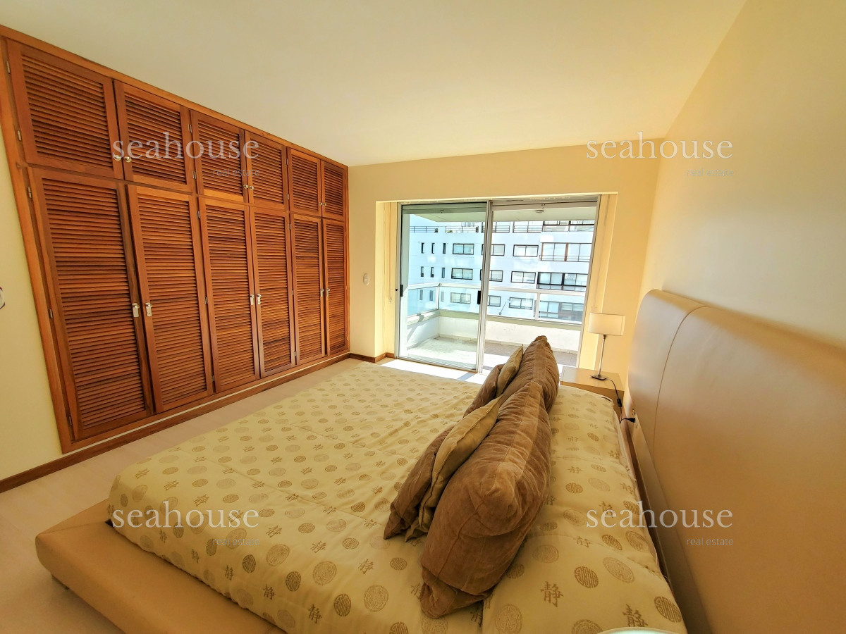 Apartamento Ref.1036 - Departamento esquinero en venta, primera linea de playa mansa, con la mejor vista al mar !!
