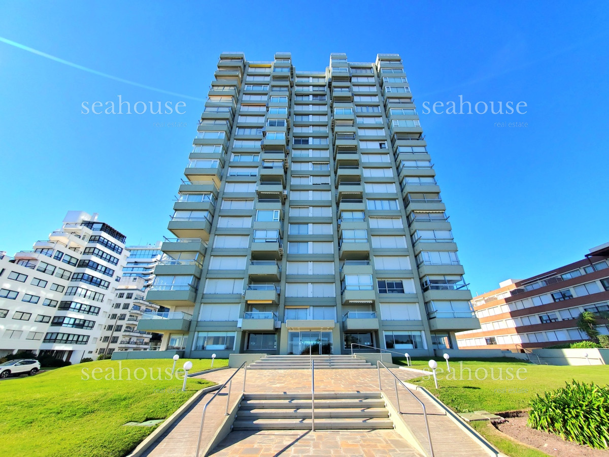 Apartamento Ref.1036 - Departamento esquinero en venta, primera linea de playa mansa, con la mejor vista al mar !!