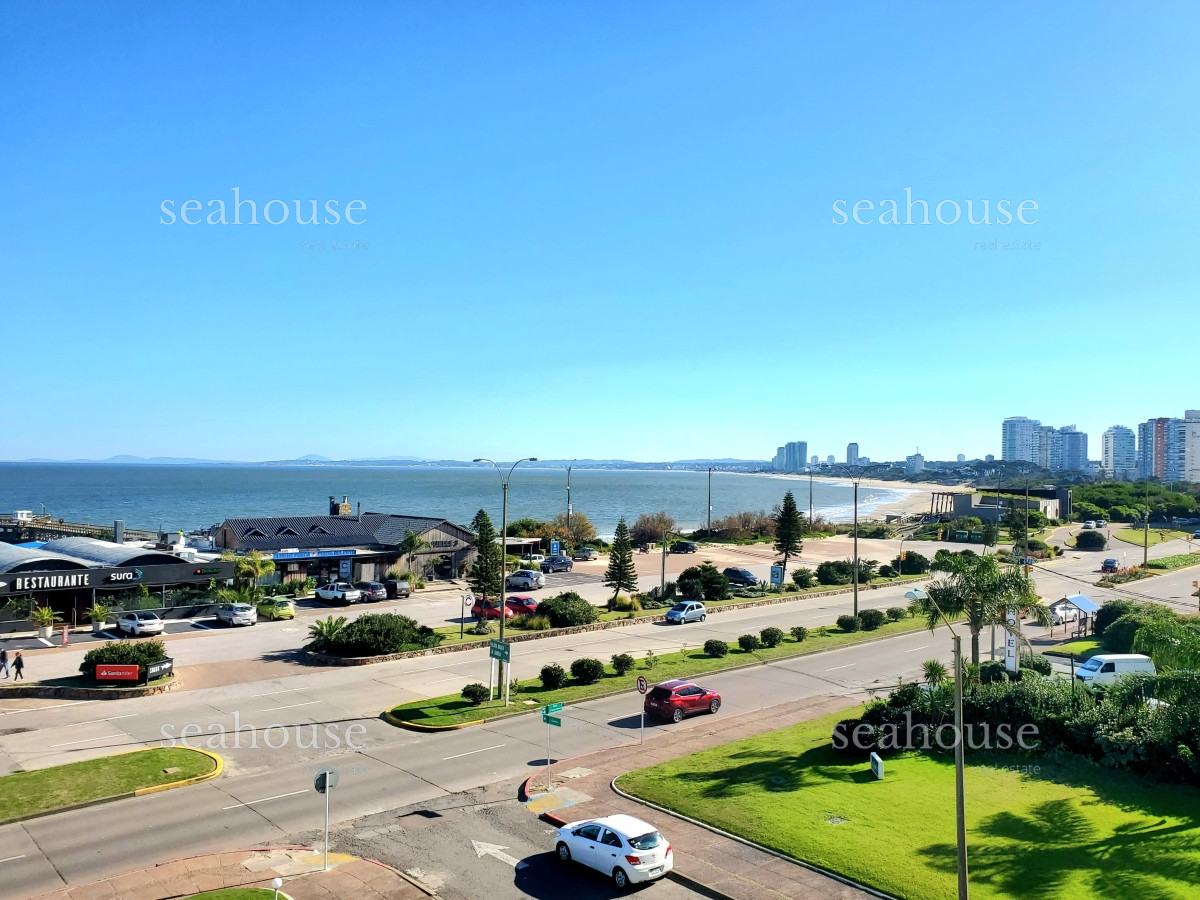 Apartamento Ref.1036 - Departamento esquinero en venta, primera linea de playa mansa, con la mejor vista al mar !!