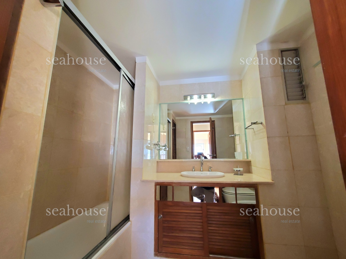 Apartamento Ref.1036 - Departamento esquinero en venta, primera linea de playa mansa, con la mejor vista al mar !!