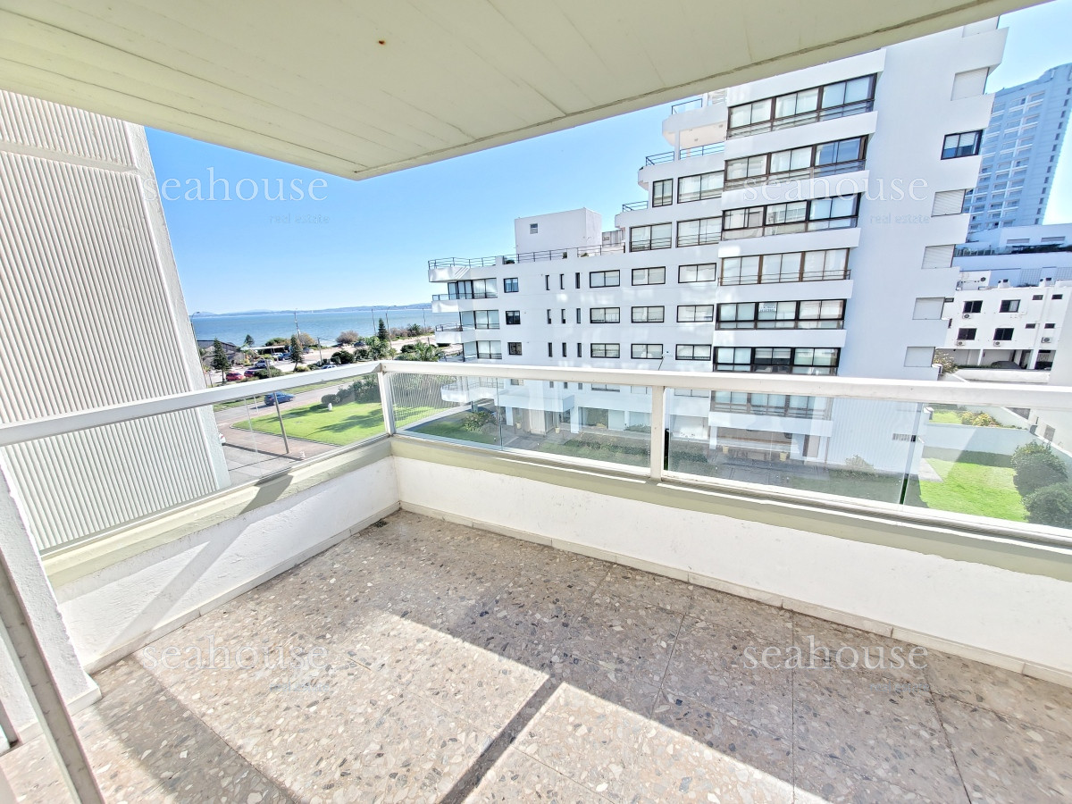 Apartamento Ref.1036 - Departamento esquinero en venta, primera linea de playa mansa, con la mejor vista al mar !!