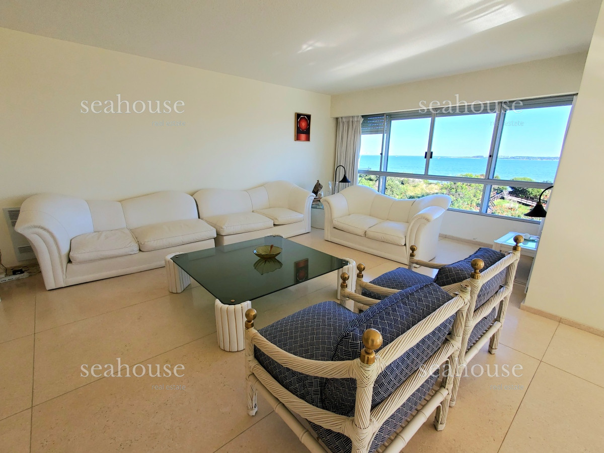 Apartamento Ref.1036 - Departamento esquinero en venta, primera linea de playa mansa, con la mejor vista al mar !!