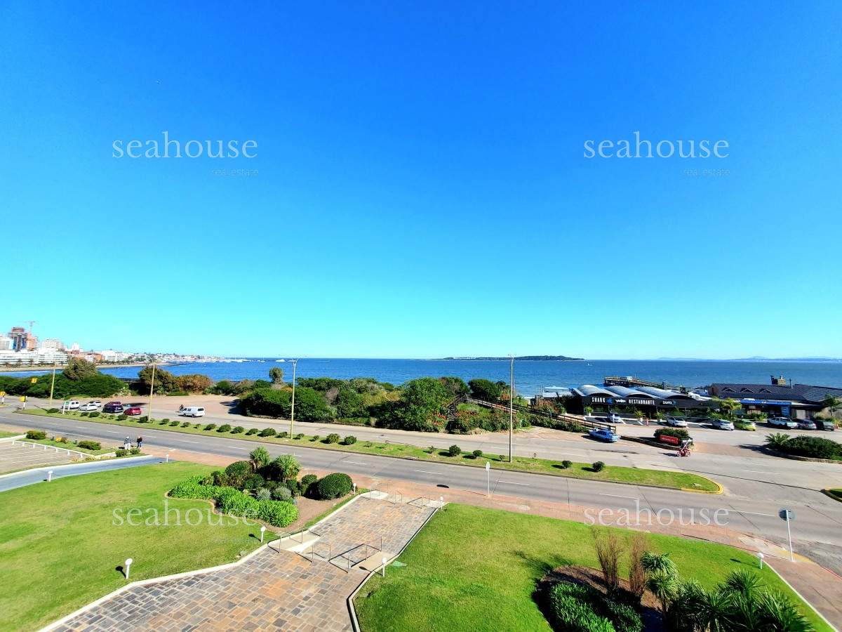 Apartamento Ref.1036 - Departamento esquinero en venta, primera linea de playa mansa, con la mejor vista al mar !!