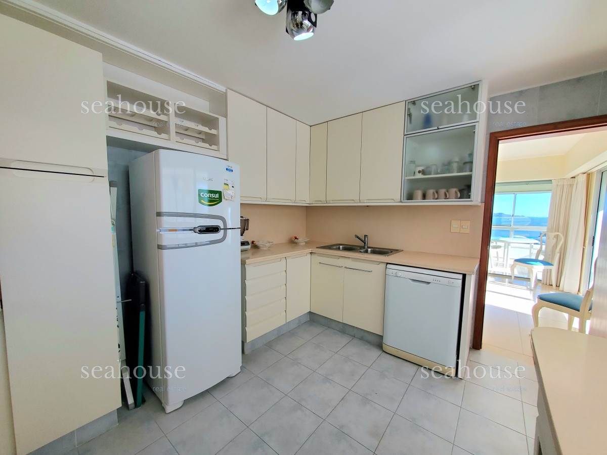 Apartamento Ref.1036 - Departamento esquinero en venta, primera linea de playa mansa, con la mejor vista al mar !!