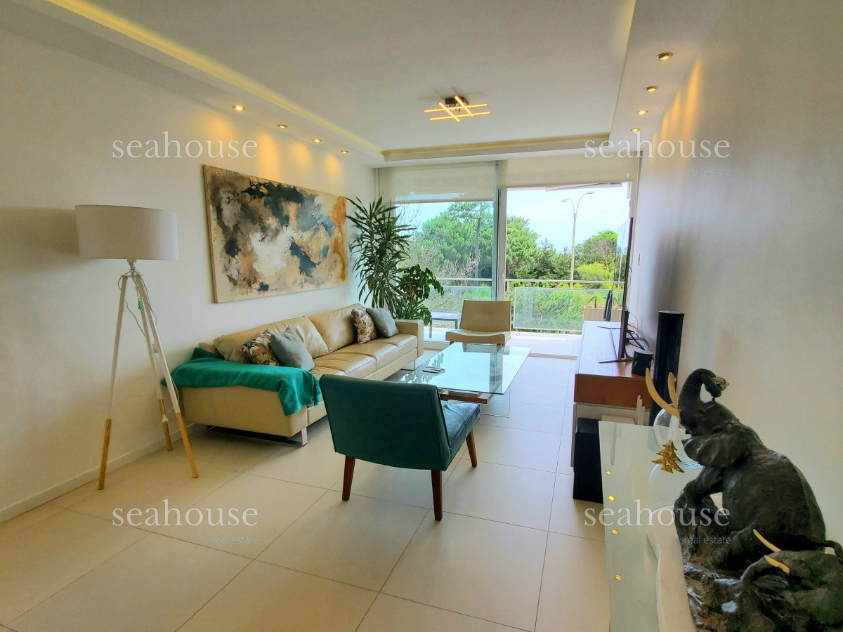 Apartamento Ref.437 - Departamento en primera linea - Playa Mansa - 2 dormitorios. 