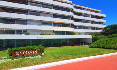 Departamento en venta en Edificio Espigon, planta baja con jardín.