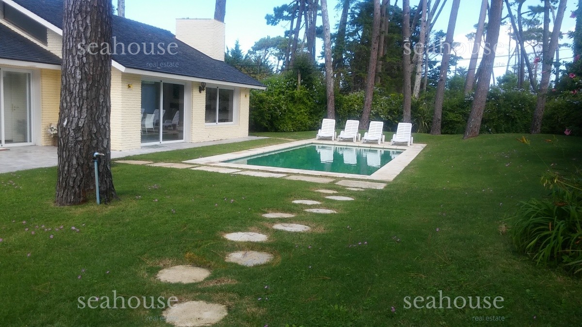 Casa Ref.100 - Excelente casa en playa mansa a 400 mts del mar, inmejorable ubicación.