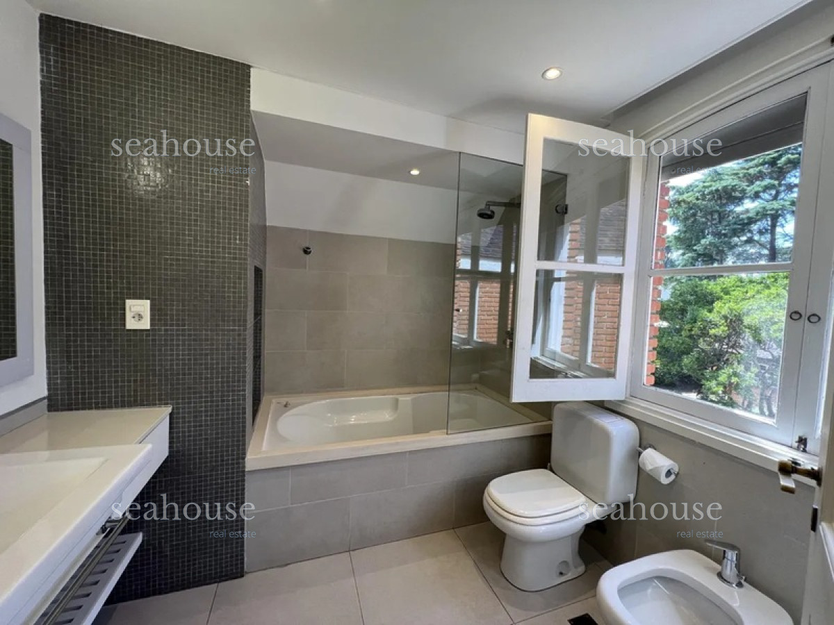 Casa Ref.104 - Casa en venta en Playa Mansa - Excelente construcción