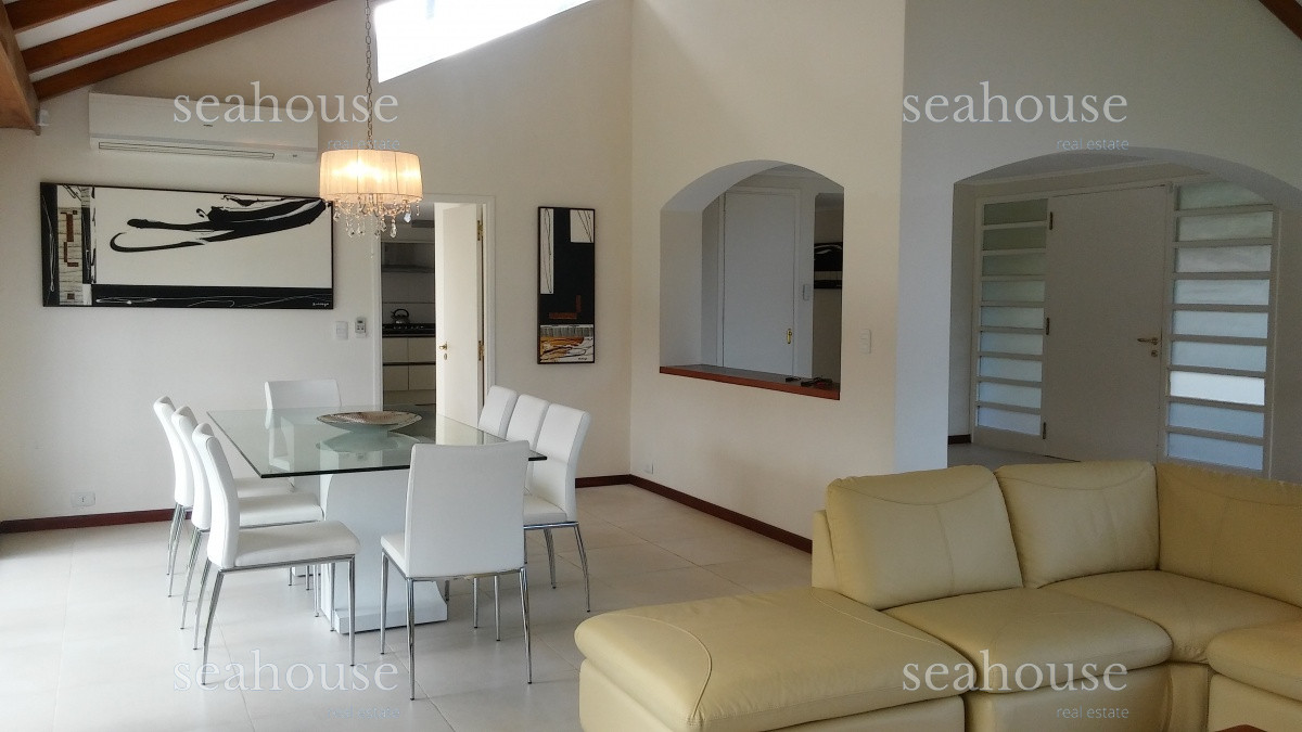 Casa Ref.100 - Excelente casa en playa mansa a 400 mts del mar, inmejorable ubicación.