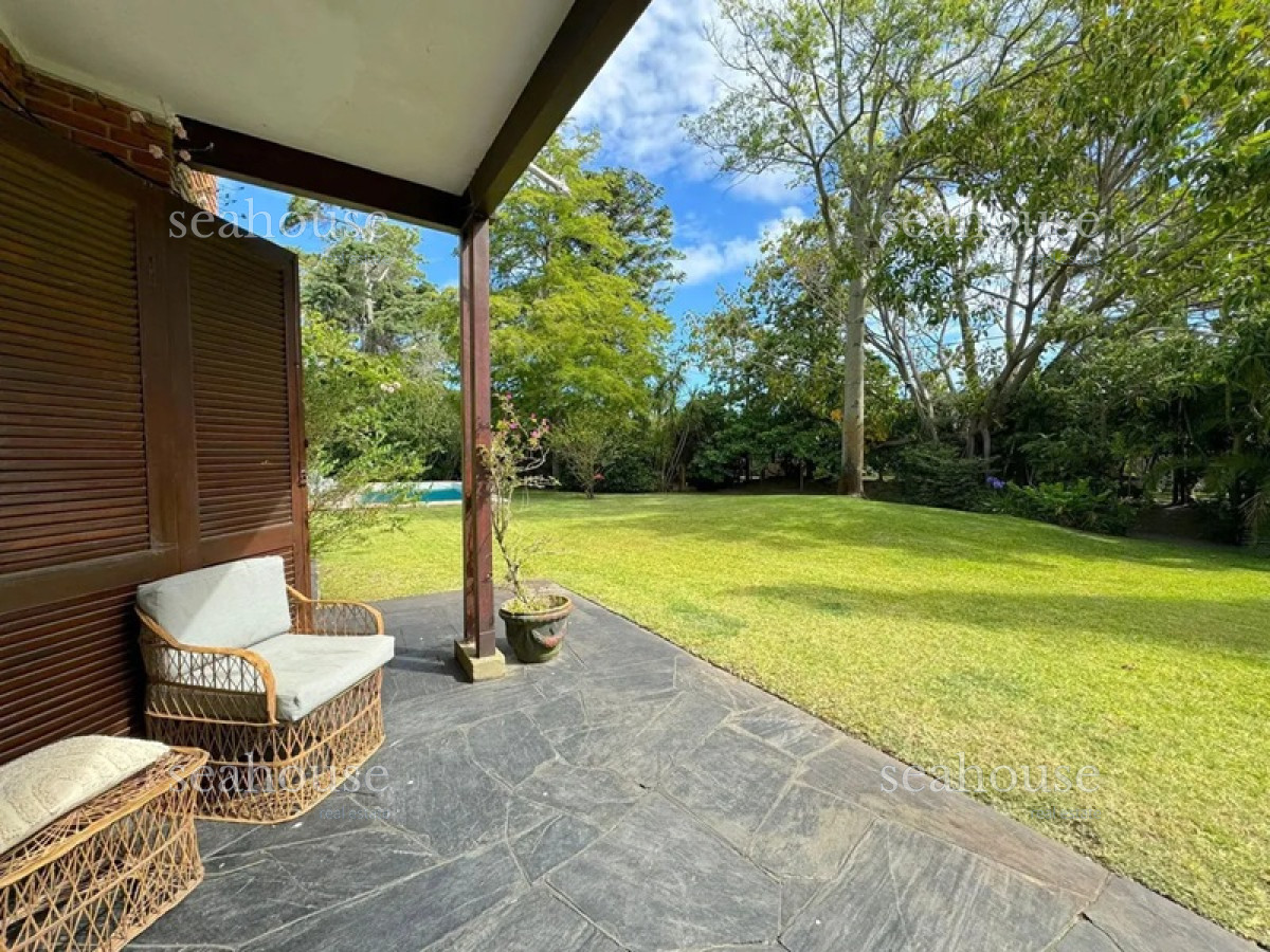 Casa Ref.104 - Casa en venta en Playa Mansa - Excelente construcción