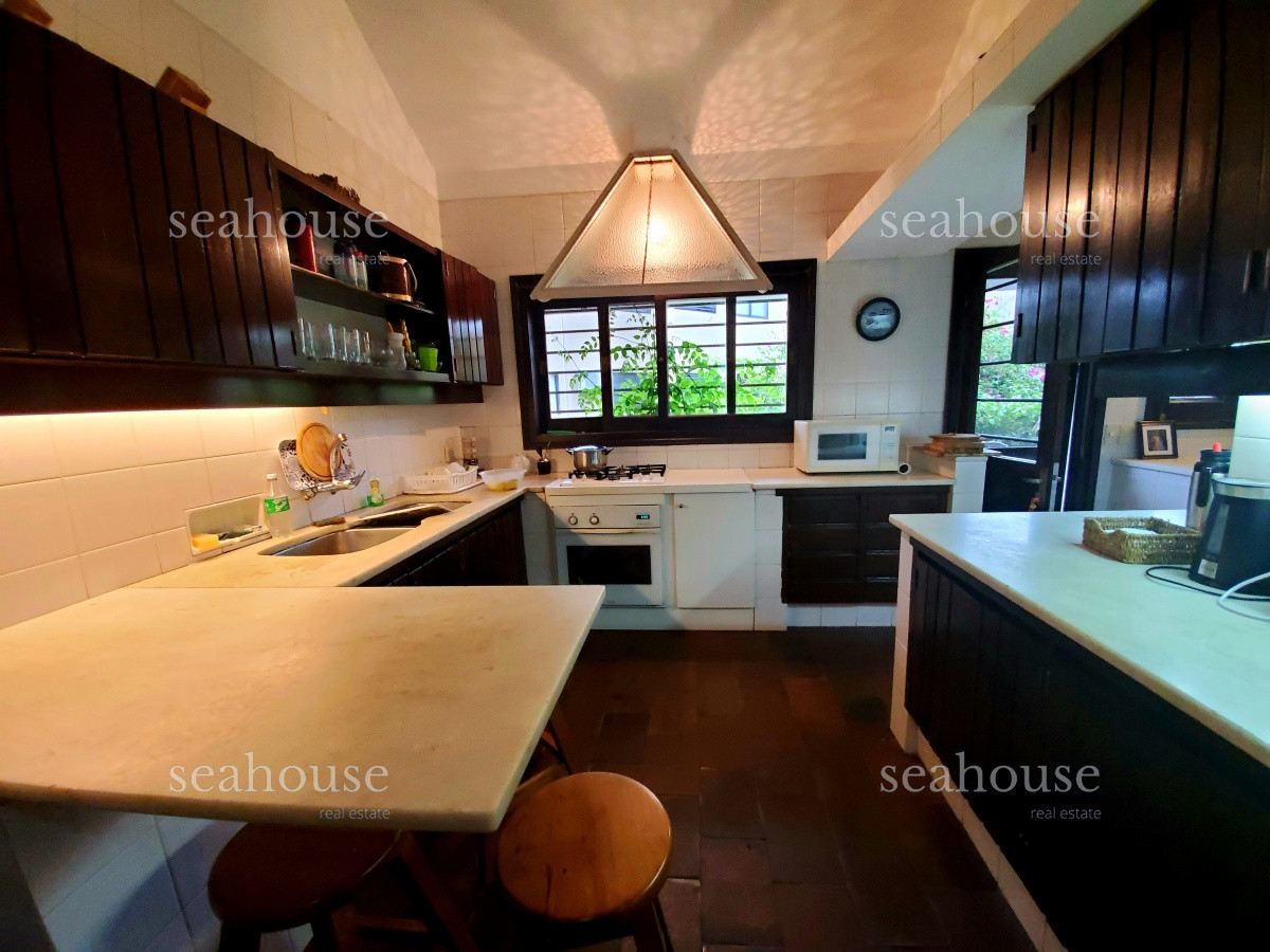 Casa Ref.281 - Casa en playa mansa, 4 dormitorios.