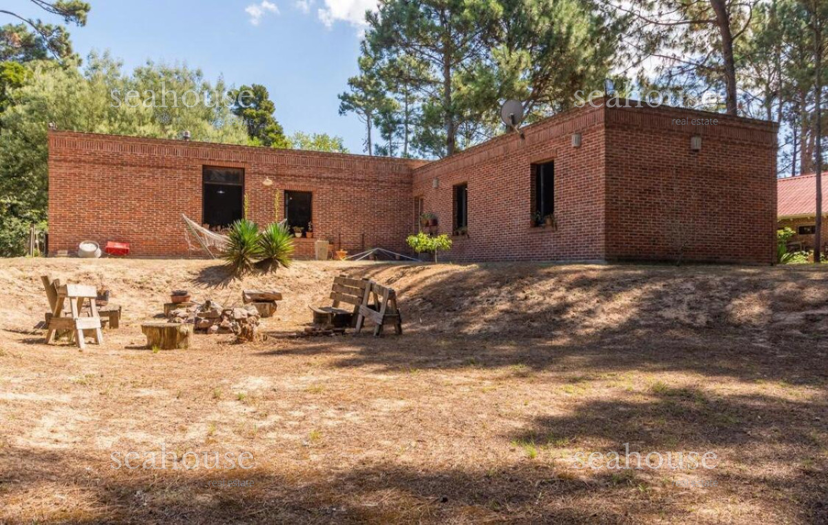 Casa Ref.1076 - Casa en venta en Parque Burnett