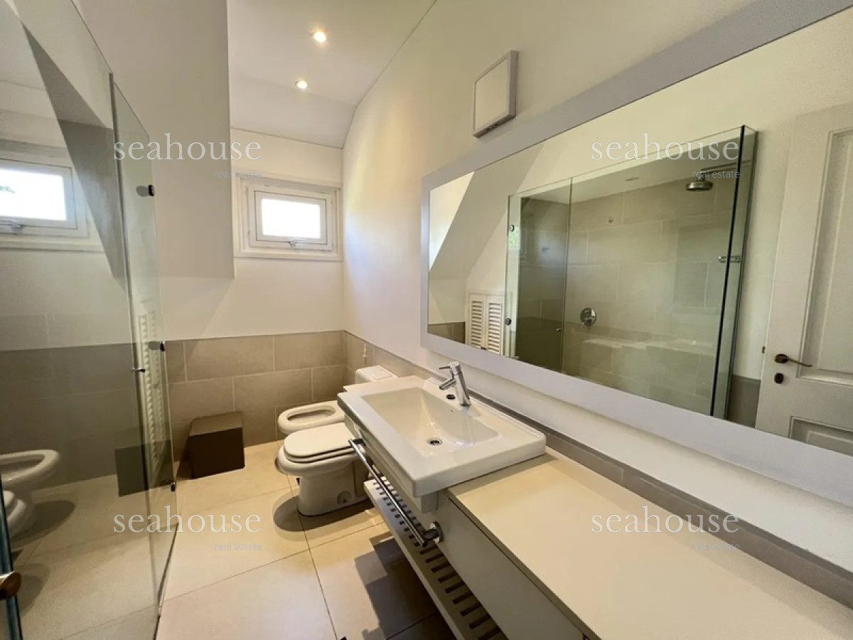 Casa Ref.104 - Casa en venta en Playa Mansa - Excelente construcción
