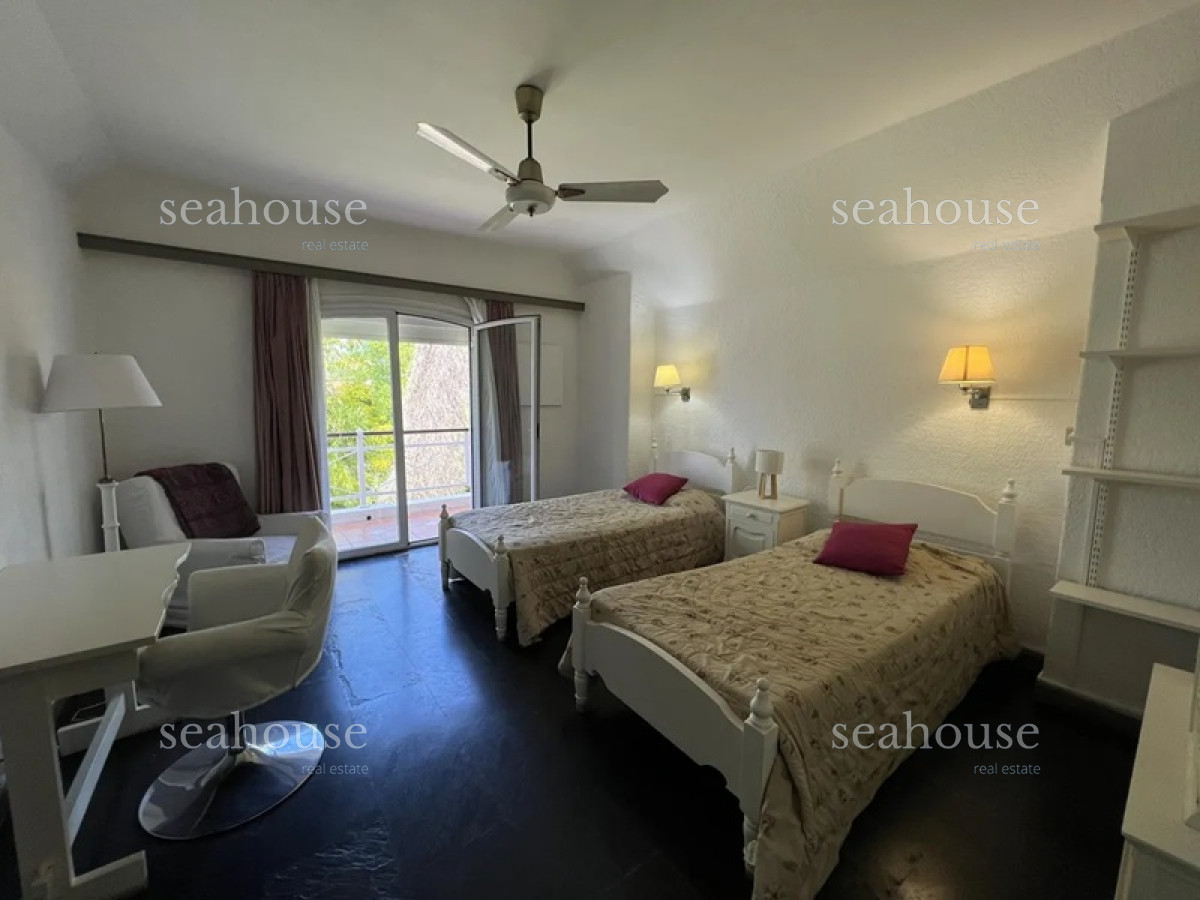 Casa Ref.104 - Casa en venta en Playa Mansa - Excelente construcción