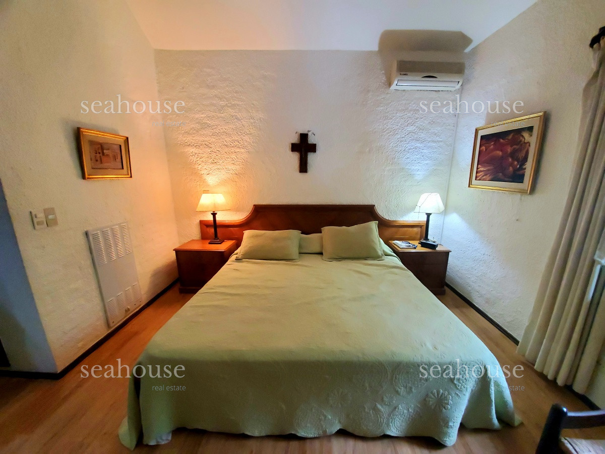 Casa Ref.281 - Casa en playa mansa, 4 dormitorios.
