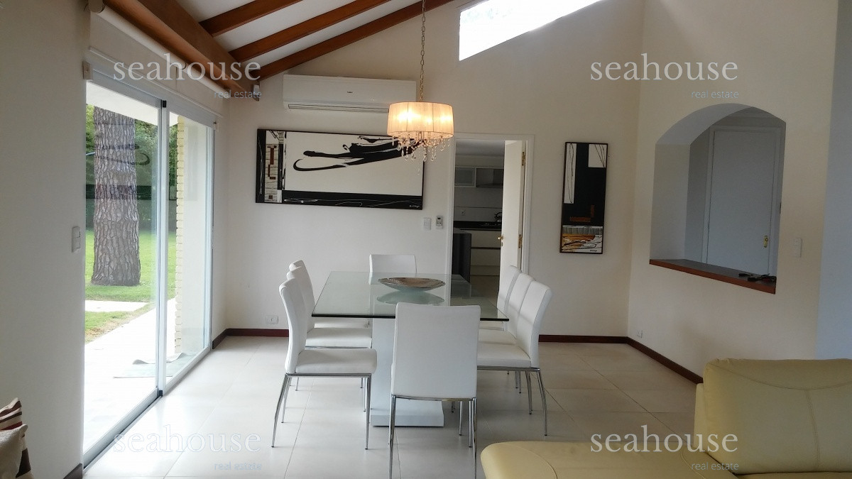 Casa Ref.100 - Excelente casa en playa mansa a 400 mts del mar, inmejorable ubicación.