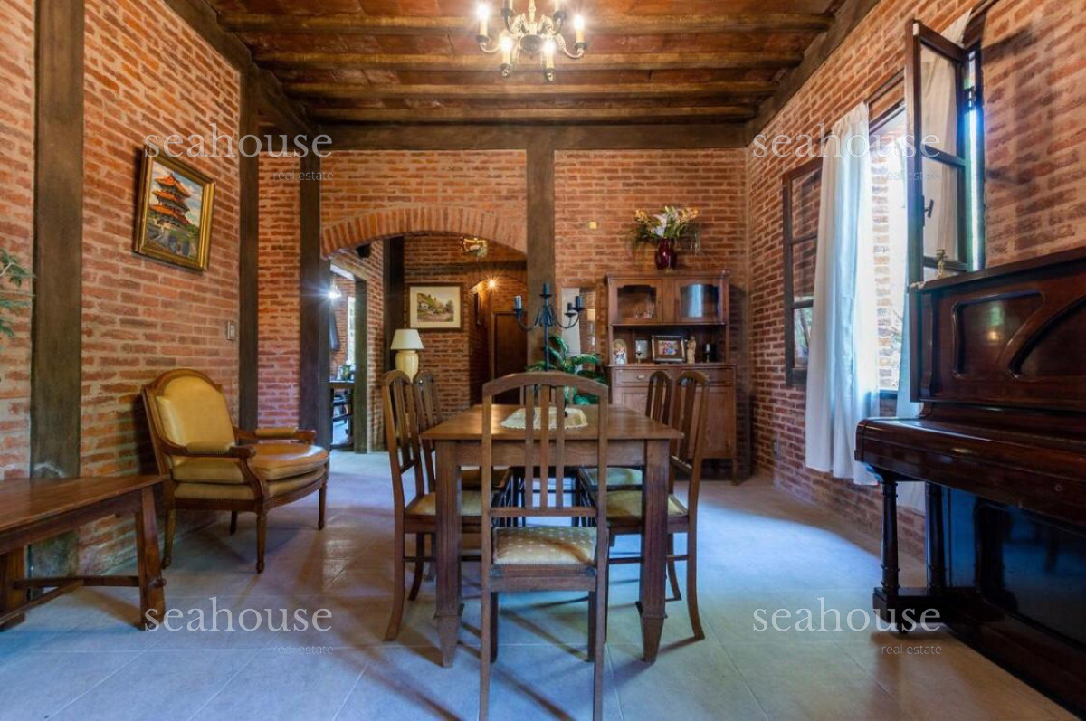 Casa Ref.1076 - Casa en venta en Parque Burnett