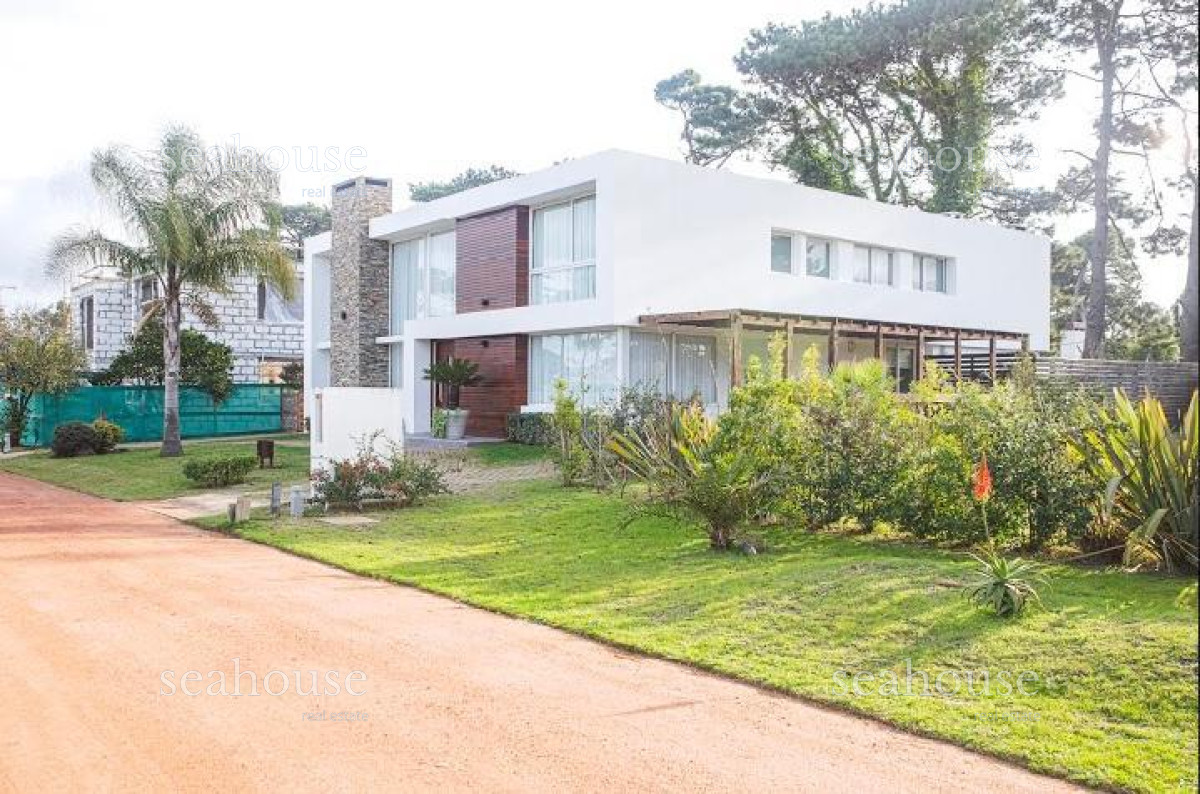 Casa Ref.565 - Barrio Privado Boulevard Park en la mejor ubicación en playa mansa.