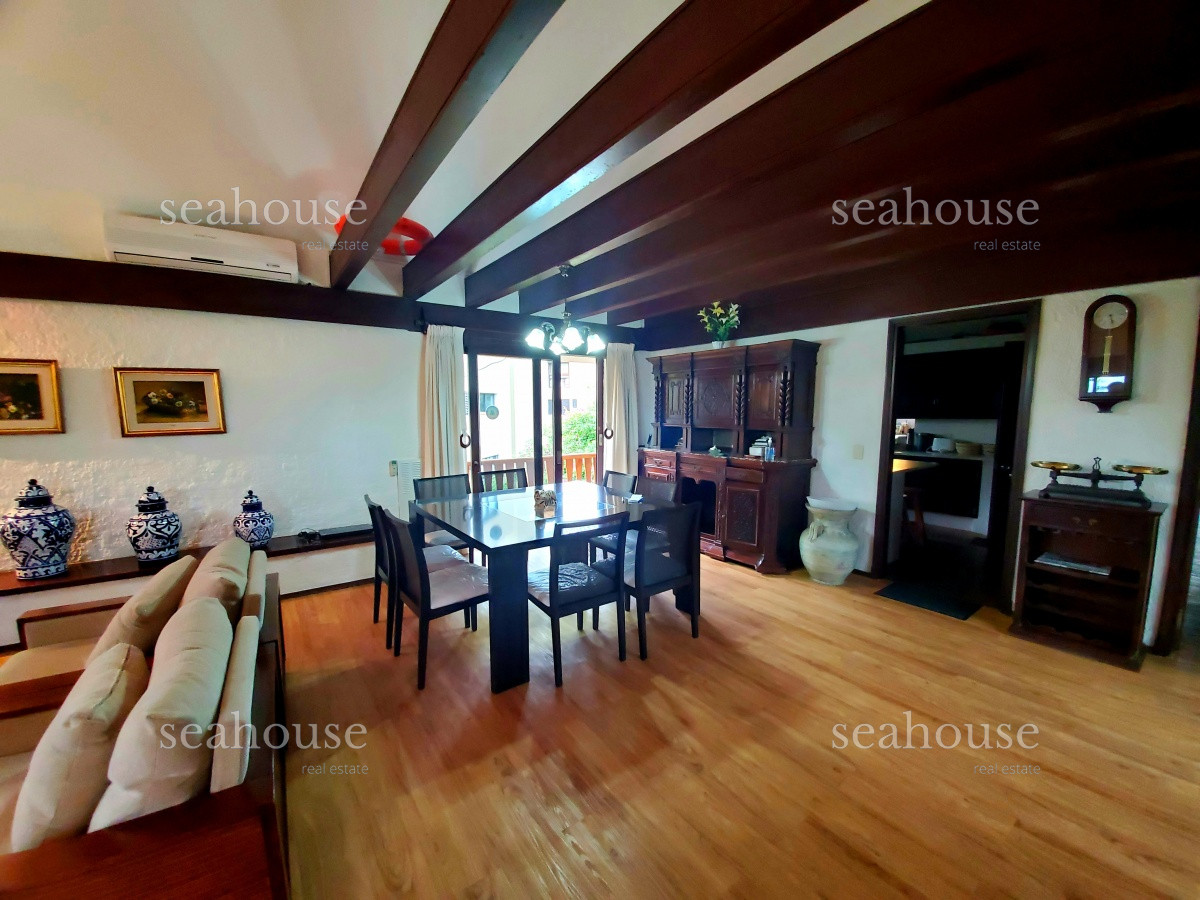 Casa Ref.281 - Casa en playa mansa, 4 dormitorios.