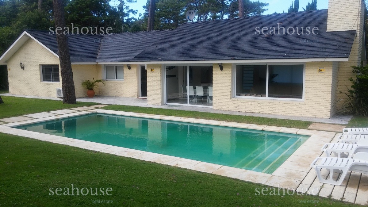 Casa Ref.100 - Excelente casa en playa mansa a 400 mts del mar, inmejorable ubicación.