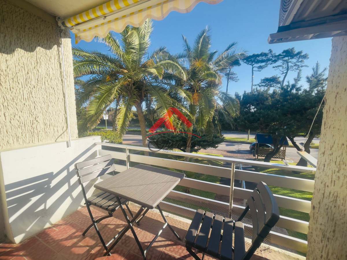 Apartamento ID.2161 - Playa Mansa frente al mar ,  comoda terraza