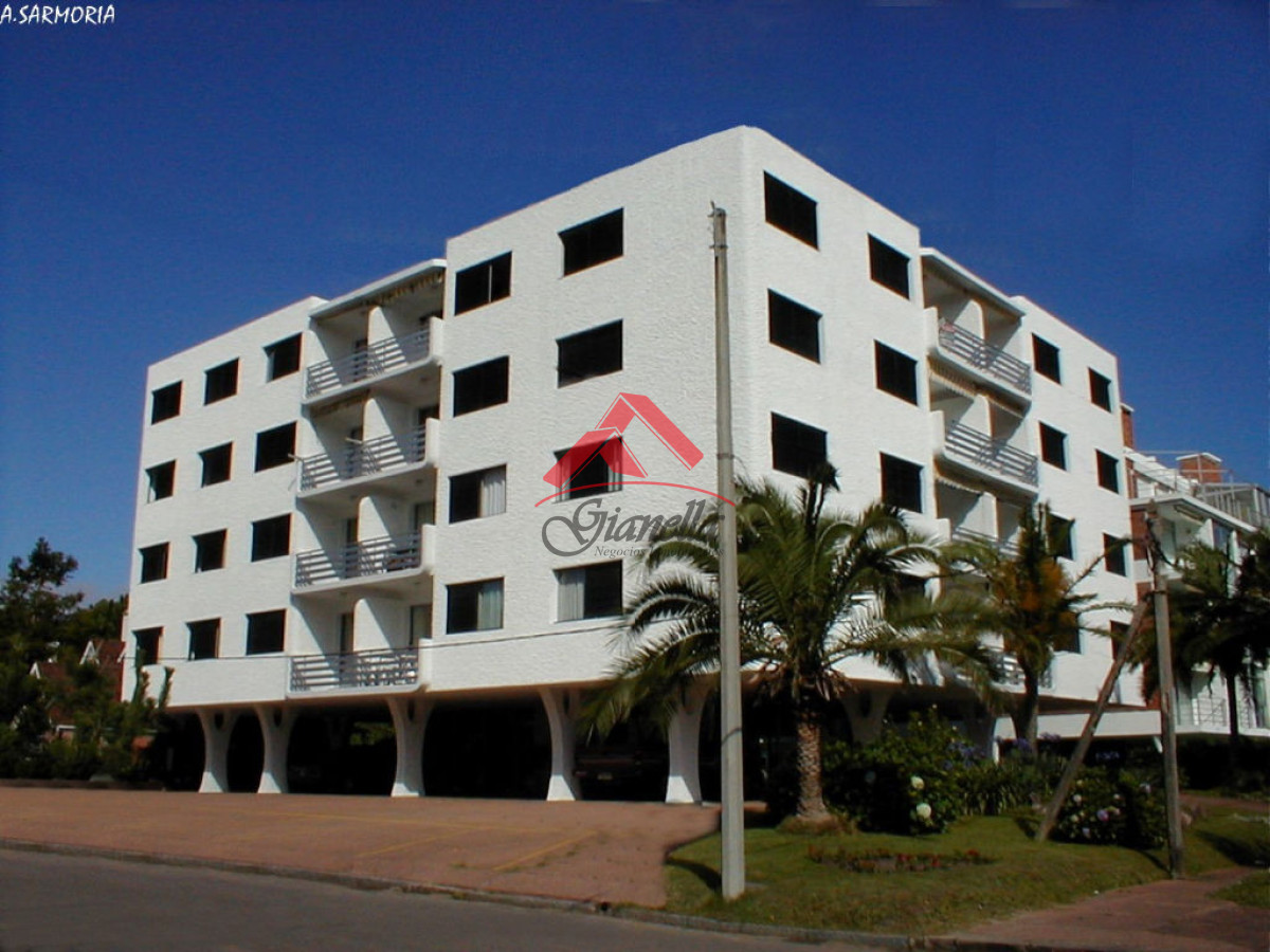 Apartamento ID.2161 - Playa Mansa frente al mar ,  comoda terraza