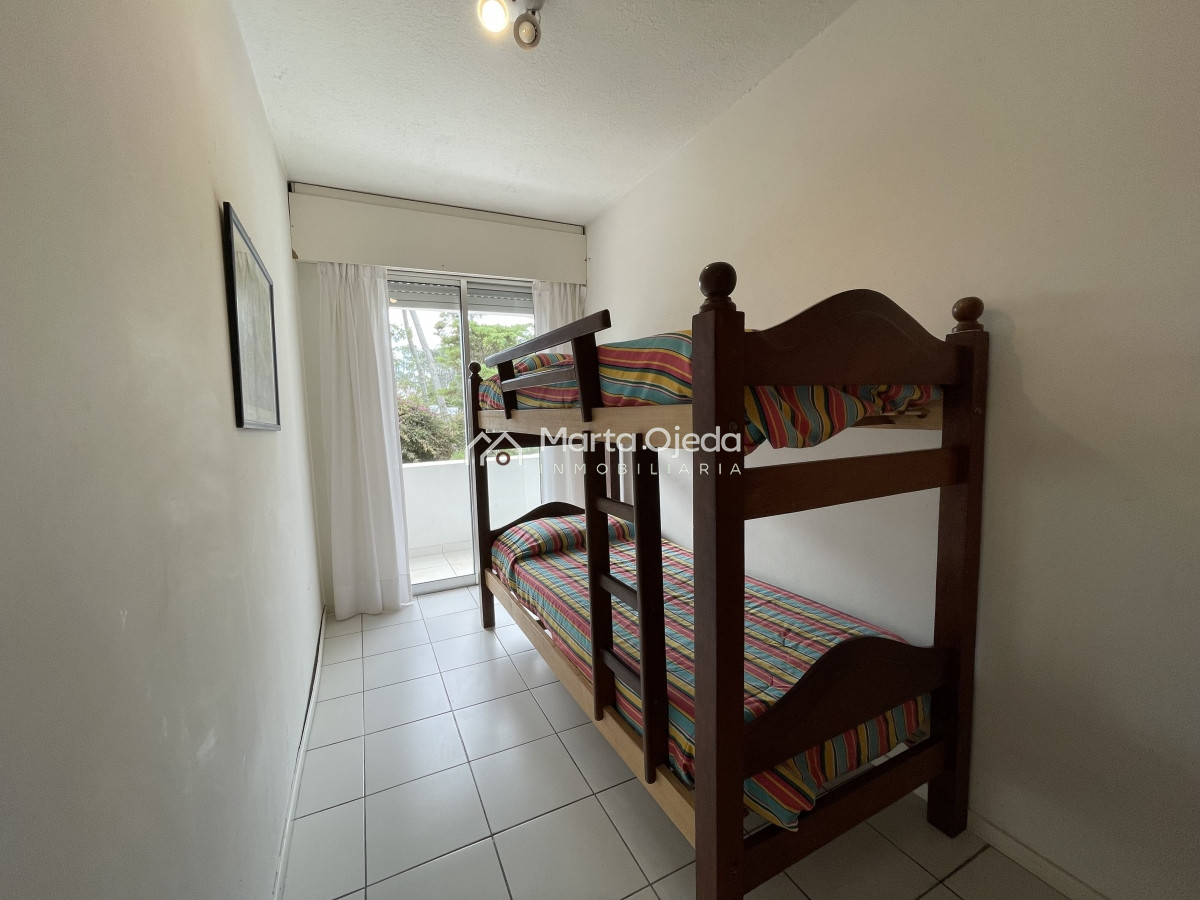 Apartamento ID.41219 - Playa Mansa, lindo entorno, edificio bajo buen lugar para descansar